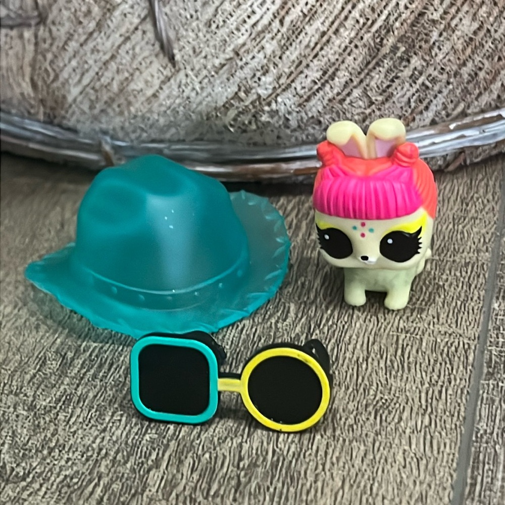 L.O.L. Surprise! doll Bun E.D.M. Lils Winter Disco Glitter Globe Pet